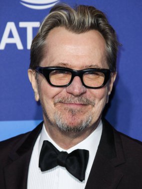 'Ben şaşkına döndüm': Sir Gary Oldman, Kral III. Charles 'ın Şövalyeliği Hakkında Açılıyor. PALM SPRINGS, CA, ABD - Ocak 03: İngiliz aktör, yönetmen ve müzisyen Gary Oldman (Sir Gary Leonard Oldman) 