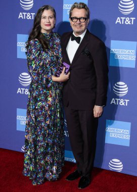 'Ben şaşkına döndüm': Sir Gary Oldman, Kral III. Charles 'ın Şövalyeliği Hakkında Açılıyor. PALM SPRINGS, CA, ABD - JANUARY 03: Gisele Schmidt ve kocası / İngiliz aktör, yönetmen ve müzisyen Gary Oldman (Sir Gary Leonard Oldman) 