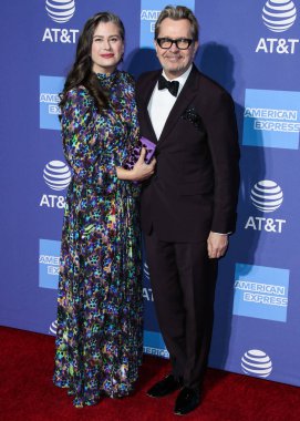 'Ben şaşkına döndüm': Sir Gary Oldman, Kral III. Charles 'ın Şövalyeliği Hakkında Açılıyor. PALM SPRINGS, CA, ABD - JANUARY 03: Gisele Schmidt ve kocası / İngiliz aktör, yönetmen ve müzisyen Gary Oldman (Sir Gary Leonard Oldman) 