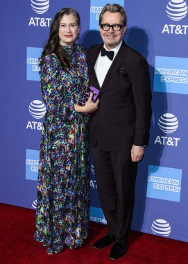 'Ben şaşkına döndüm': Sir Gary Oldman, Kral III. Charles 'ın Şövalyeliği Hakkında Açılıyor. PALM SPRINGS, CA, ABD - JANUARY 03: Gisele Schmidt ve kocası / İngiliz aktör, yönetmen ve müzisyen Gary Oldman (Sir Gary Leonard Oldman) 