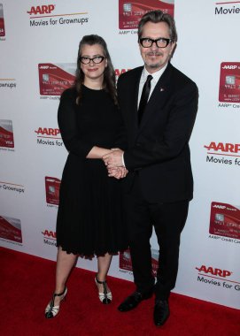 'Ben şaşkına döndüm': Sir Gary Oldman, Kral III. Charles 'ın Şövalyeliği Hakkında Açılıyor. BEVERLY HILLS, LOS ANGELES, CALIFORNIA, ABD - Şubat 05: Gisele Schmidt ve kocası / İngiliz aktör, yönetmen ve müzisyen Gary Oldman 
