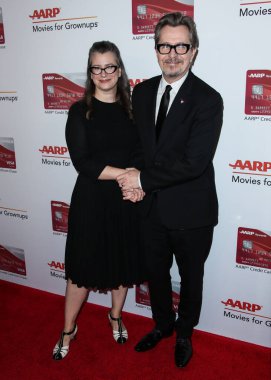 'Ben şaşkına döndüm': Sir Gary Oldman, Kral III. Charles 'ın Şövalyeliği Hakkında Açılıyor. BEVERLY HILLS, LOS ANGELES, CALIFORNIA, ABD - Şubat 05: Gisele Schmidt ve kocası / İngiliz aktör, yönetmen ve müzisyen Gary Oldman 