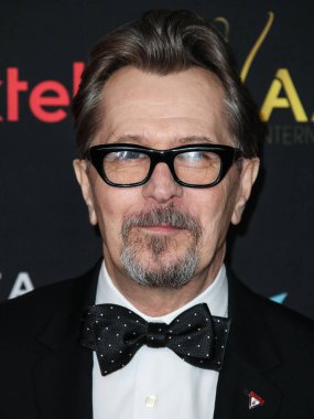 'Ben şaşkına döndüm': Sir Gary Oldman, Kral III. Charles 'ın Şövalyeliği Hakkında Açılıyor. HOLYWOOD, LOS ANGELES, CALIFORNIA, ABD - HAZİRAN 05: İngiliz aktör, yönetmen ve müzisyen Gary Oldman (Sir Gary Leonard Oldman)       