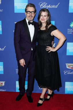  'Ben şaşkına döndüm': Sir Gary Oldman, Kral III. Charles 'ın Şövalyeliği Hakkında Açılıyor. PALM SPRINGS, CALIFORNIA, ABD - 02: İngiliz aktör, yönetmen ve müzisyen Gary Oldman (Sir Gary Leonard Oldman) ve eşi Gisele Schmidt