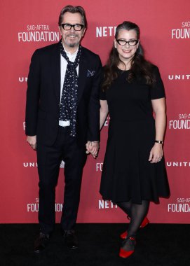  'Ben şaşkına döndüm': Sir Gary Oldman, Kral III. Charles 'ın Şövalyeliği Hakkında Açılıyor. BEVERLY HILLS, LOS ANGELES, CALIFORNIA, ABD - Kasım 09: İngiliz aktör, yönetmen ve müzisyen Gary Oldman (Sir Gary Leonard Oldman) ve eşi Gisele Schmidt