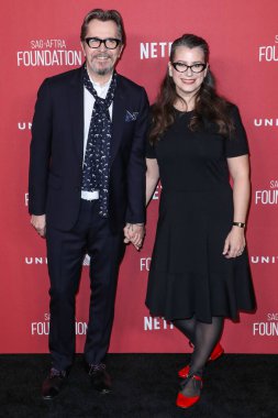  'Ben şaşkına döndüm': Sir Gary Oldman, Kral III. Charles 'ın Şövalyeliği Hakkında Açılıyor. BEVERLY HILLS, LOS ANGELES, CALIFORNIA, ABD - Kasım 09: İngiliz aktör, yönetmen ve müzisyen Gary Oldman (Sir Gary Leonard Oldman) ve eşi Gisele Schmidt