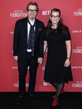  'Ben şaşkına döndüm': Sir Gary Oldman, Kral III. Charles 'ın Şövalyeliği Hakkında Açılıyor. BEVERLY HILLS, LOS ANGELES, CALIFORNIA, ABD - Kasım 09: İngiliz aktör, yönetmen ve müzisyen Gary Oldman (Sir Gary Leonard Oldman) ve eşi Gisele Schmidt