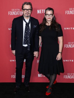 'Ben şaşkına döndüm': Sir Gary Oldman, Kral III. Charles 'ın Şövalyeliği Hakkında Açılıyor. BEVERLY HILLS, LOS ANGELES, CALIFORNIA, ABD - Kasım 09: İngiliz aktör, yönetmen ve müzisyen Gary Oldman (Sir Gary Leonard Oldman) ve eşi Gisele Schmidt