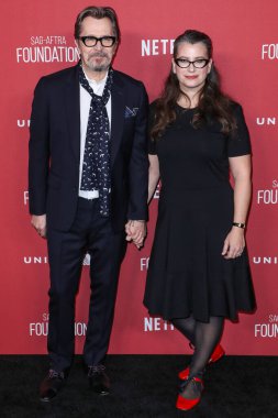  'Ben şaşkına döndüm': Sir Gary Oldman, Kral III. Charles 'ın Şövalyeliği Hakkında Açılıyor. BEVERLY HILLS, LOS ANGELES, CALIFORNIA, ABD - Kasım 09: İngiliz aktör, yönetmen ve müzisyen Gary Oldman (Sir Gary Leonard Oldman) ve eşi Gisele Schmidt