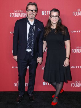  'Ben şaşkına döndüm': Sir Gary Oldman, Kral III. Charles 'ın Şövalyeliği Hakkında Açılıyor. BEVERLY HILLS, LOS ANGELES, CALIFORNIA, ABD - Kasım 09: İngiliz aktör, yönetmen ve müzisyen Gary Oldman (Sir Gary Leonard Oldman) ve eşi Gisele Schmidt