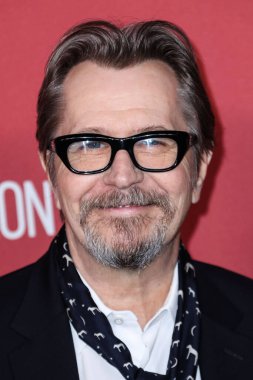  'Ben şaşkına döndüm': Sir Gary Oldman, Kral III. Charles 'ın Şövalyeliği Hakkında Açılıyor. BEVERLY HILLS, LOS ANGELES, CALIFORNIA, ABD - Kasım 09: İngiliz aktör, yönetmen ve müzisyen Gary Oldman (Sir Gary Leonard Oldman)