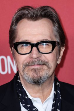  'Ben şaşkına döndüm': Sir Gary Oldman, Kral III. Charles 'ın Şövalyeliği Hakkında Açılıyor. BEVERLY HILLS, LOS ANGELES, CALIFORNIA, ABD - Kasım 09: İngiliz aktör, yönetmen ve müzisyen Gary Oldman (Sir Gary Leonard Oldman) 