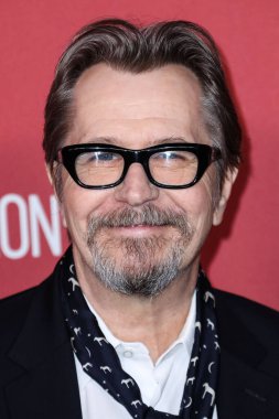 'Ben şaşkına döndüm': Sir Gary Oldman, Kral III. Charles 'ın Şövalyeliği Hakkında Açılıyor. BEVERLY HILLS, LOS ANGELES, CALIFORNIA, ABD - Kasım 09: İngiliz aktör, yönetmen ve müzisyen Gary Oldman (Sir Gary Leonard Oldman) 