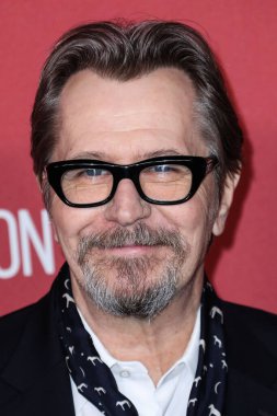 'Ben şaşkına döndüm': Sir Gary Oldman, Kral III. Charles 'ın Şövalyeliği Hakkında Açılıyor. BEVERLY HILLS, LOS ANGELES, CALIFORNIA, ABD - Kasım 09: İngiliz aktör, yönetmen ve müzisyen Gary Oldman (Sir Gary Leonard Oldman)