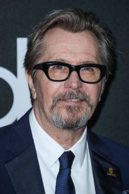 'Ben şaşkına döndüm': Sir Gary Oldman, Kral III. Charles 'ın Şövalyeliği Hakkında Açılıyor. BEVERLY HILLS, LOS ANGELES, CALIFORNIA, ABD - Kasım 05: İngiliz aktör, yönetmen ve müzisyen Gary Oldman (Sir Gary Leonard Oldman) 