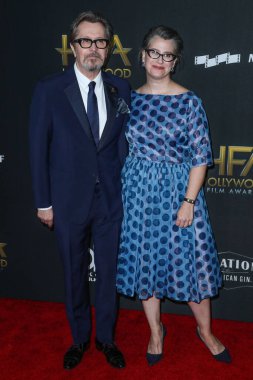  'Ben şaşkına döndüm': Sir Gary Oldman, Kral III. Charles 'ın Şövalyeliği Hakkında Açılıyor. BEVERLY HILLS, LOS ANGELES, CALIFORNIA, ABD - Kasım 05: İngiliz aktör, yönetmen ve müzisyen Gary Oldman (Sir Gary Leonard Oldman) ve eşi Gisele Schmidt