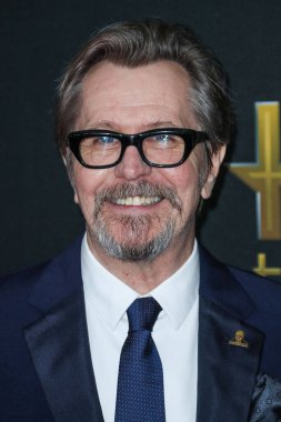  'Ben şaşkına döndüm': Sir Gary Oldman, Kral III. Charles 'ın Şövalyeliği Hakkında Açılıyor. BEVERLY HILLS, LOS ANGELES, CALIFORNIA, ABD - Kasım 05: İngiliz aktör, yönetmen ve müzisyen Gary Oldman (Sir Gary Leonard Oldman) 