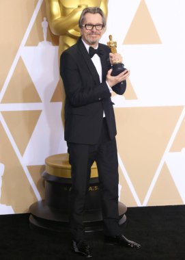 'Ben şaşkına döndüm': Sir Gary Oldman, Kral III. Charles 'ın Şövalyeliği Hakkında Açılıyor. HOLYWOOD, LOS ANGELES, CALIFORNIA, ABD - 04 Mart: İngiliz aktör, yönetmen ve müzisyen Gary Oldman (Sir Gary Leonard Oldman)        