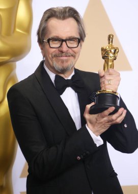 'Ben şaşkına döndüm': Sir Gary Oldman, Kral III. Charles 'ın Şövalyeliği Hakkında Açılıyor. HOLYWOOD, LOS ANGELES, CALIFORNIA, ABD - 04 Mart: İngiliz aktör, yönetmen ve müzisyen Gary Oldman (Sir Gary Leonard Oldman)        