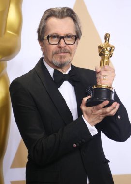 'Ben şaşkına döndüm': Sir Gary Oldman, Kral III. Charles 'ın Şövalyeliği Hakkında Açılıyor. HOLYWOOD, LOS ANGELES, CALIFORNIA, ABD - 04 Mart: İngiliz aktör, yönetmen ve müzisyen Gary Oldman (Sir Gary Leonard Oldman)        