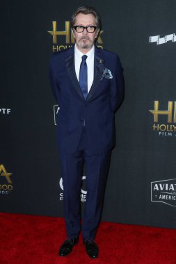 'Ben şaşkına döndüm': Sir Gary Oldman, Kral III. Charles 'ın Şövalyeliği Hakkında Açılıyor. BEVERLY HILLS, LOS ANGELES, CALIFORNIA, ABD - Kasım 05: İngiliz aktör, yönetmen ve müzisyen Gary Oldman (Sir Gary Leonard Oldman) 