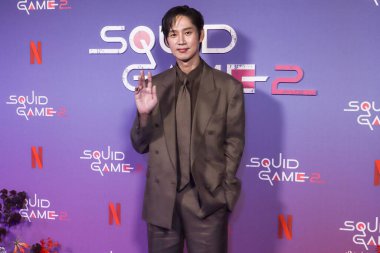 Güney Koreli aktör Park Sung-hoon Netflix 'in' Squid Game '2. sezon Deneyim Fotoğrafı' na 17 Haziran 2025 'te Manhattan, New York, ABD' deki Manhattan AVM 'de ulaştı.. 