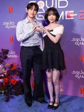 Güney Koreli şarkıcı ve aktör Yim Si-wan (Im Si-wan) ve Güney Koreli şarkıcı ve aktris Jo Yu-ri, 17 Haziran 2025 tarihinde Manhattan, New York City 'de düzenlenen Netflix' in 'Squid Game' 2.