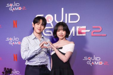 Güney Koreli şarkıcı ve aktör Yim Si-wan (Im Si-wan) ve Güney Koreli şarkıcı ve aktris Jo Yu-ri, 17 Haziran 2025 tarihinde Manhattan, New York City 'de düzenlenen Netflix' in 'Squid Game' 2.