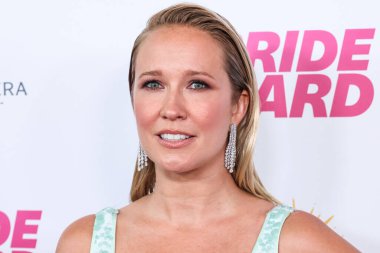 Amerikalı aktris, model ve şarkıcı Anna Camp, 18 Haziran 2025 'te ABD' nin Kaliforniya eyaletinin Los Angeles şehrinde bulunan The Directors Guild of America 'daki DGA Tiyatro Kompleksi' nde düzenlenen Magenta Light Studios 'un' Bride Hard 'adlı stüdyosuna geldi.. 
