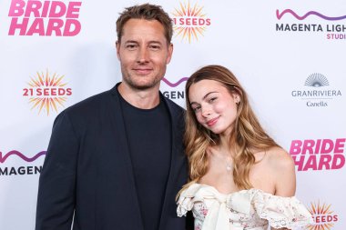 Amerikalı aktör, yapımcı, yönetmen ve yazar Justin Hartley ve kızı Isabella Hartley, 18 Haziran 2025 'te The Directors Guild of America' daki DGA Tiyatro Kompleksi 'nde düzenlenen Magenta Light Studios' un Los Angeles Prömiyeri 'ne geldiler. 