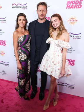 Fas asıllı Amerikalı aktris Sofia Pernas, Amerikalı aktör, yapımcı, yönetmen ve yazar Justin Hartley ve Isabella Hartley, DGA Tiyatro Kompleksi 'nde düzenlenen Magenta Light Studios' un 'Bride Hard' adlı galasına geldiler.