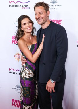 Fas asıllı Amerikalı aktris Sofia Pernas ve kocası / Amerikalı aktör, yapımcı, yönetmen ve yazar Justin Hartley, DGA Tiyatro Kompleksi 'nde düzenlenen Magenta Light Studios' un 'Bride Hard' filminin Los Angeles galasına geldiler. 