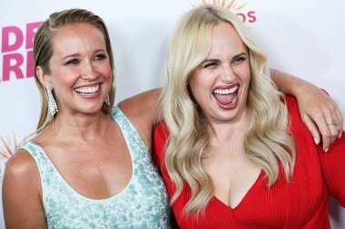 Amerikalı aktris, model ve şarkıcı Anna Camp ve Avustralyalı aktris, yapımcı, şarkıcı ve yazar Rebel Wilson, Amerika Yönetmenler Birliği 'ndeki DGA Tiyatro Kompleksi' nde düzenlenen Los Angeles Magenta Light Studios 'un' Bride Hard 'adlı galasına geldiler.