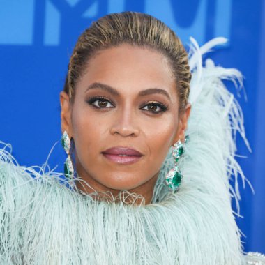 Miley Cyrus, Paris 'te Kovboy Carter Tour sırasında en çok aranan 2.' nin canlı yayını için Beyonc 'a katıldı. MANHATTAN, New York City, New York, ABD - 28 AĞUSTOS: Amerikalı şarkıcı, söz yazarı, aktris ve iş kadını Beyonc Knowles Carter 