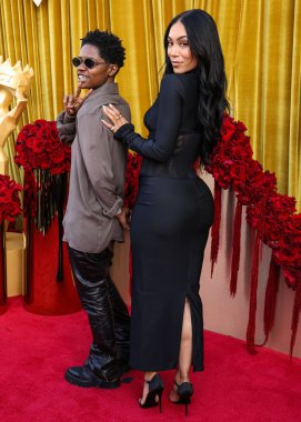 Amerikalı aktris ve rapçi Bre-Z (Calesha Murray) ve kız arkadaşı Chris Amore, 20 Haziran 2025 'te Beverly Hilton Hotel' deki Wilshire Garden Meydanı 'nda düzenlenen 5. 