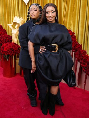 Amerikalı rapçi, aktris, yapımcı Da Brat (Shawntae Harris-Dupart) ve kız arkadaşı Jesseca Harris-Dupart, 20 Haziran 2025 'te The Beverly Hilton Hotel' deki Wilshire Garden Courtyard 'da düzenlenen 5.    