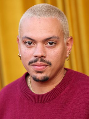 Amerikalı aktör, yapımcı ve müzisyen Evan Ross, 20 Haziran 2025 'te Beverly Hilton Hotel' deki Wilshire Garden Avlusu 'nda düzenlenen 5. Geleneksel Hollywood Açılan Impact Ödülleri' ne geldi..