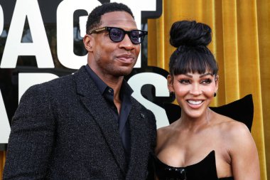 Amerikalı aktör Jonathan Majors ve eşi / Amerikalı aktris / yapımcı ve yönetmen Meagan Good, 20 Haziran 2025 'te Beverly Hilton Hotel' deki Wilshire Garden Meydanı 'nda düzenlenen 5.