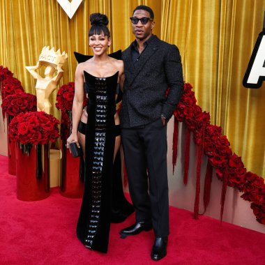 Meagan Good ve kocası / Amerikalı aktör Jonathan Majors, 20 Haziran 2025 'te Beverly Hills' teki Wilshire Garden Bahçesi 'nde düzenlenen 5. Geleneksel Hollywood Kilitsiz Etki Ödülleri' ne geldiler.