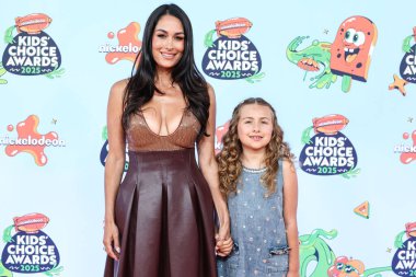 Amerikalı profesyonel güreşçi Brie Garcia ve kızı Birdie Joe Danielson, Santa Monica, Los Angeles, Kaliforniya 'daki Barker Hangar' da düzenlenen 2025 Nickelodeon Çocuk Seçimi Ödülleri 'ne geldiler..