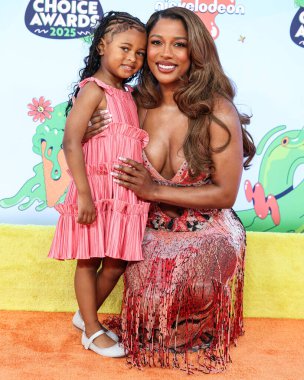 Hazel Monet (Hazel Mont) ve anne / Amerikalı şarkıcı, söz yazarı ve yapımcı Victoria Monet (Victoria Mont), 21 Haziran 2025 tarihinde Barker Hangar 'da düzenlenen 2025 Nickelodeon Kids' Choice Ödülleri 'ne (38. 