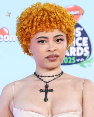 Amerikalı rapçi ve söz yazarı Ice Spice (Isis Gaston), 21 Haziran 2025 tarihinde Barker Hangar, Los Angeles, Kaliforniya, ABD 'de düzenlenen 2025 Nickelodeon Kids' Choice Awards 'a (38..