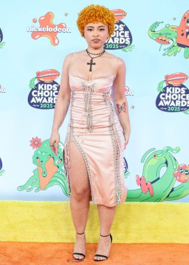 Amerikalı rapçi ve söz yazarı Ice Spice (Isis Gaston), 21 Haziran 2025 tarihinde Barker Hangar, Los Angeles, Kaliforniya, ABD 'de düzenlenen 2025 Nickelodeon Kids' Choice Awards 'a (38..