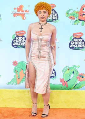 Amerikalı rapçi ve söz yazarı Ice Spice (Isis Gaston), 21 Haziran 2025 tarihinde Barker Hangar, Los Angeles, Kaliforniya, ABD 'de düzenlenen 2025 Nickelodeon Kids' Choice Awards 'a (38..