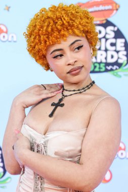 Amerikalı rapçi ve söz yazarı Ice Spice (Isis Gaston), 21 Haziran 2025 tarihinde Barker Hangar, Los Angeles, Kaliforniya, ABD 'de düzenlenen 2025 Nickelodeon Kids' Choice Awards 'a (38..