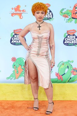 Amerikalı rapçi ve söz yazarı Ice Spice (Isis Gaston), 21 Haziran 2025 tarihinde Barker Hangar, Los Angeles, Kaliforniya, ABD 'de düzenlenen 2025 Nickelodeon Kids' Choice Awards 'a (38..