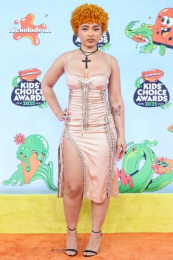 Amerikalı rapçi ve söz yazarı Ice Spice (Isis Gaston), 21 Haziran 2025 tarihinde Barker Hangar, Los Angeles, Kaliforniya, ABD 'de düzenlenen 2025 Nickelodeon Kids' Choice Awards 'a (38..