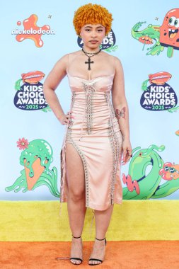 Amerikalı rapçi ve söz yazarı Ice Spice (Isis Gaston), 21 Haziran 2025 tarihinde Barker Hangar, Los Angeles, Kaliforniya, ABD 'de düzenlenen 2025 Nickelodeon Kids' Choice Awards 'a (38..