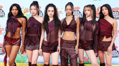 Amerikan kız grubu KATSEYE 'den Lara Raj, Jeung Yoon-chae, Daniela Avanzini, Manon Bannerman, Megan Skiendiel ve Sophia Laforteza 21 Haziran 2025' de Barker Hangar 'da düzenlenen 2025 Nickelodeon Çocuk Seçimi Ödüllerine geldiler.