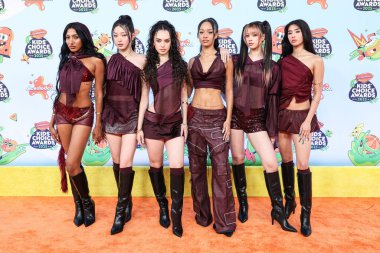 Amerikan kız grubu KATSEYE 'den Lara Raj, Jeung Yoon-chae, Daniela Avanzini, Manon Bannerman, Megan Skiendiel ve Sophia Laforteza 21 Haziran 2025' de Barker Hangar 'da düzenlenen 2025 Nickelodeon Çocuk Seçimi Ödüllerine geldiler.